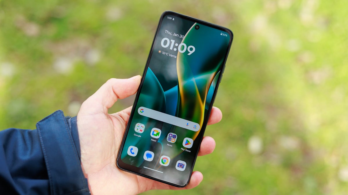A person holds the Moto G (2025), showcasing the smartphone's display with different apps.