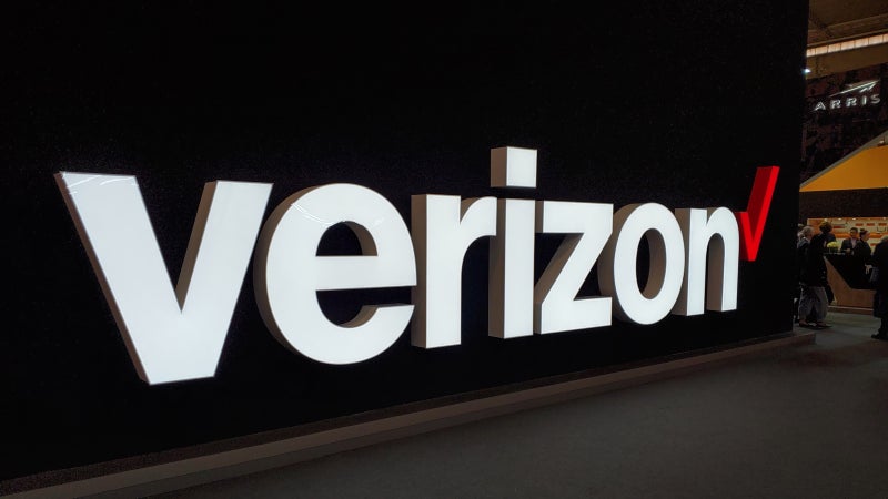 Verizon starts offering big discounts, free perks to mobile customers