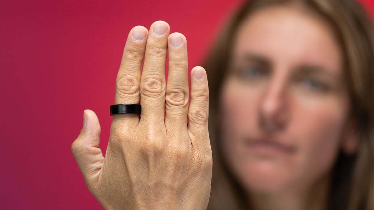 A woman wearing the Galaxy Ring on her finger.