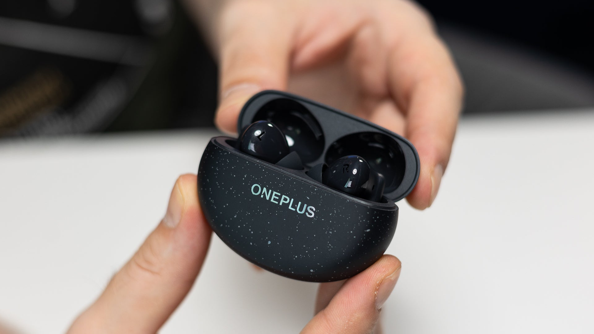 A person holds a OnePlus Nord Buds 3 Pro case with earbuds inside.