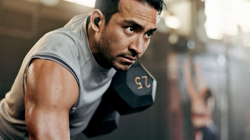 A person wearing the Jabra Elite 10 Gen 2 while working out.