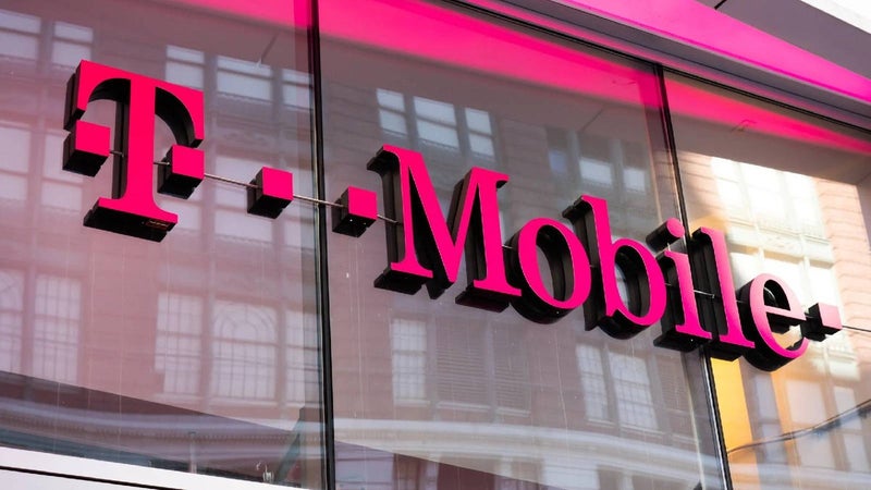 Robbery at T-Mobile sparks action-movie-style car chase, dozens of cops respond