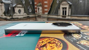 Image of the Oppo Find N5 sideways on a table