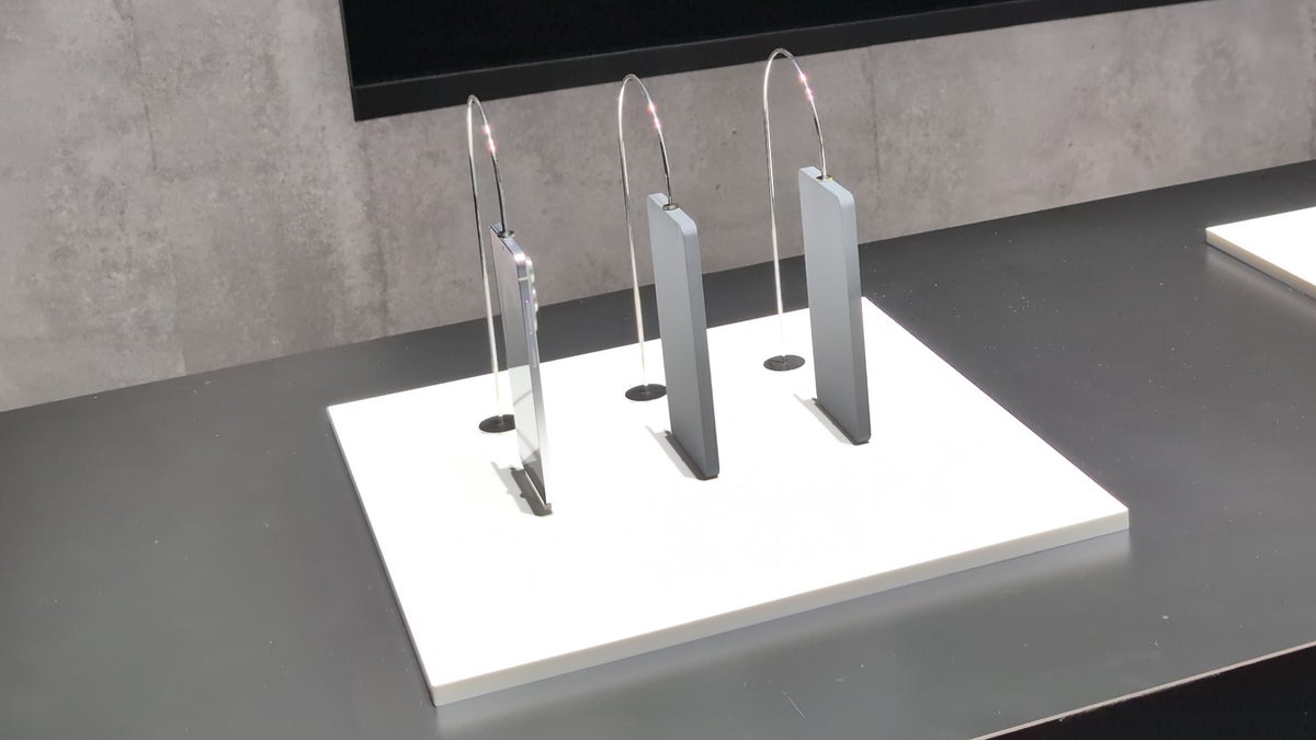 A Galaxy S25 Edge dummy unit on a white table.