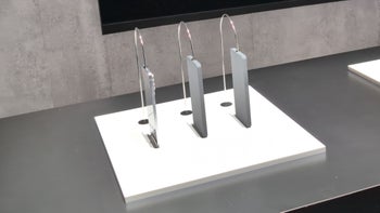 A Galaxy S25 Edge dummy unit on a white table.