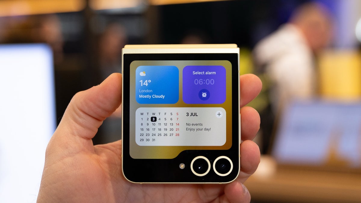 Image of the Samsung Galaxy Z Flip 6’s outer display