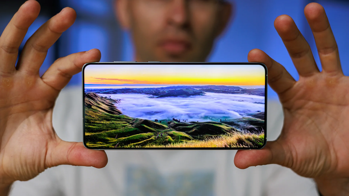 A person holds the Galaxy S25 Edge, showcasing its stunning and bright display.