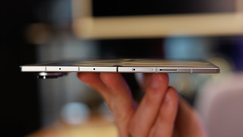 People browsing Galaxy Z Fold 7 in stores have noticed a problem