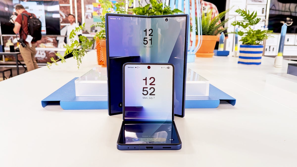 Image of the Galaxy Z Fold 7 and Z Flip 7 lined up one in front of the other