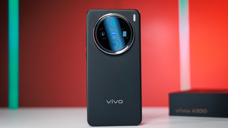 Vivo revealed the design and colors of its Galaxy S26 challenger in new teasers