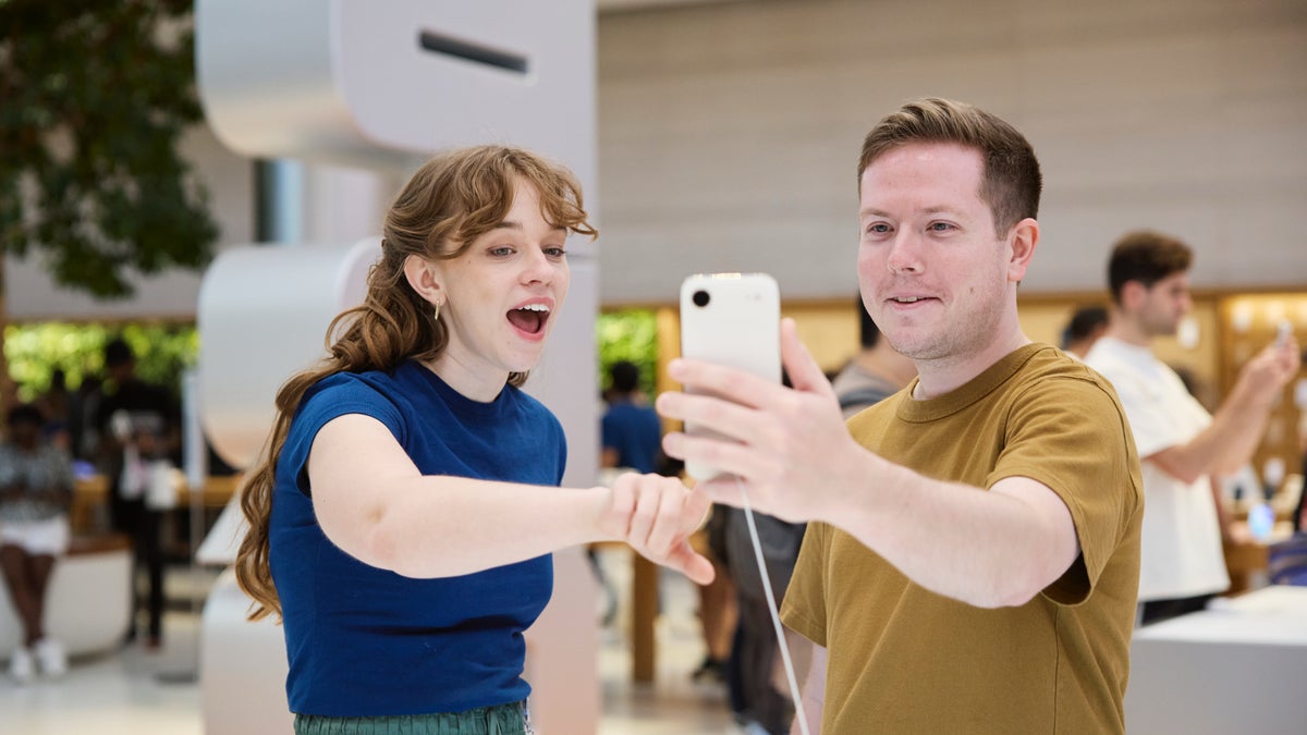Image of customers at the Apple fifth avenue store.