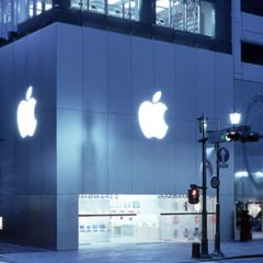 Apple stores provide communication for earthquake victims in Japan