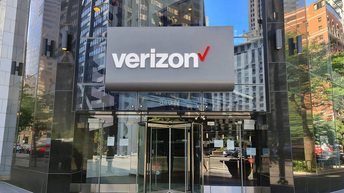 A photo of the front of a Verizon store.