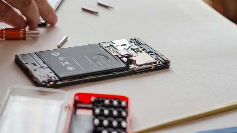 What's it like to live with a 7,500 mAh phone?