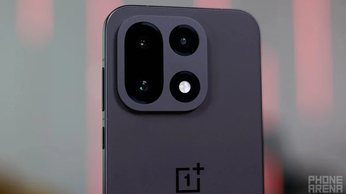 OnePlus 15-in sökülmə videosu batareya nəhəngini üzə çıxardı