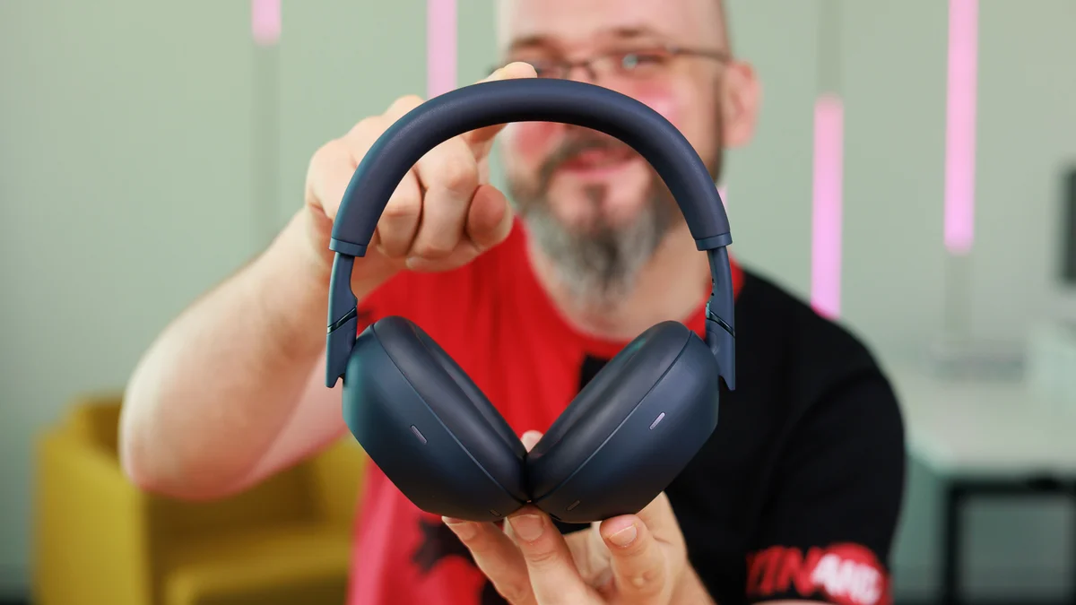 A close-up of the Sony WH-1000XM6 headphones.