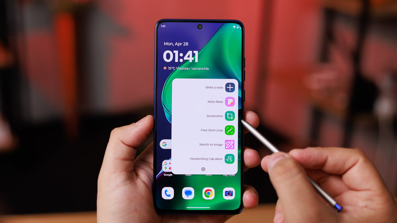 Motorola now sells the Moto G Stylus (2025) with a hefty price cut and a $30 freebie