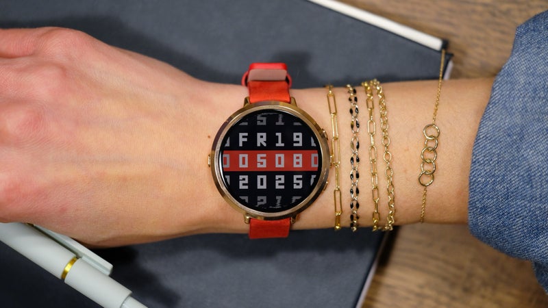 The fan favorite Pebble Round watch is back with a modern overhaul and incredible battery life