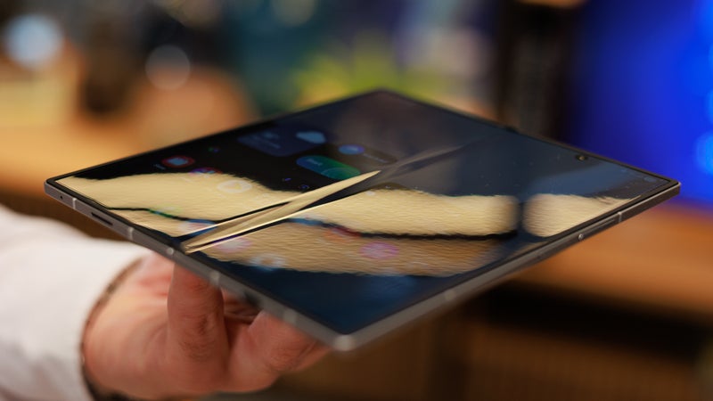 This new Flappy Bird game clone turns your foldable phone into flappy wings, but at what cost?