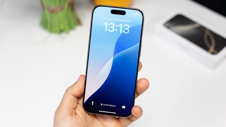 Goodbye Dynamic Island: confirmations for the iPhone 18 display upgrade start coming in