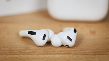 Surprising Verizon deal knocks Apple's state-of-the-art AirPods Pro 3 down to a new record low price