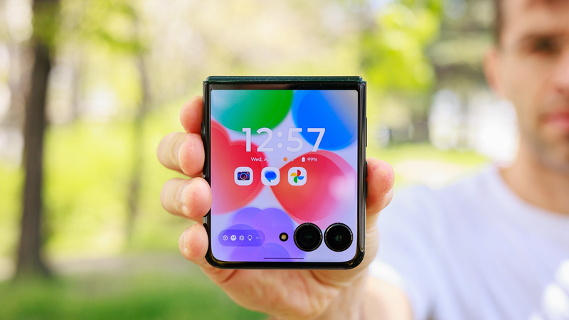 Brilliant new bargain pairs the Motorola Razr Ultra with three gifts worth $650
