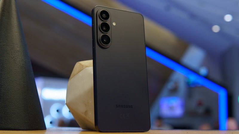 Samsung Galaxy S26 Plus and Galaxy S26 are official: the 2026 flagships that are a return to form