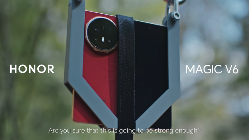 This man throws himself off a tree with nothing but the Honor Magic V6 as a safety line