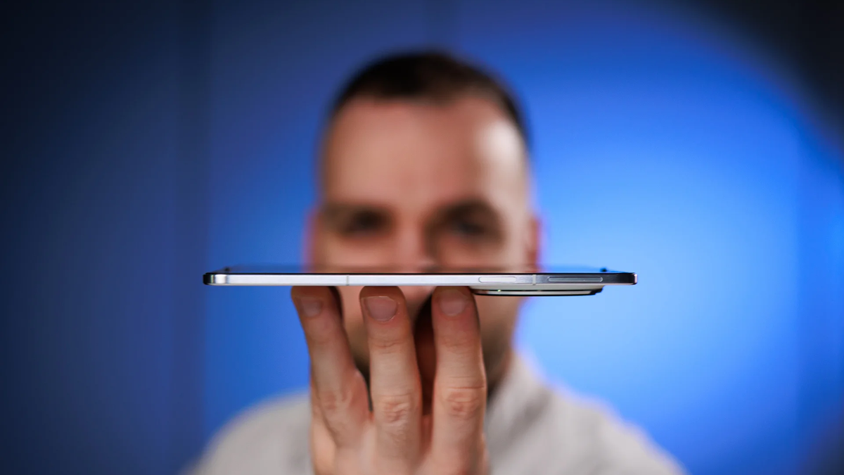 A person showing off the thin profile of the Oppo Find N5.