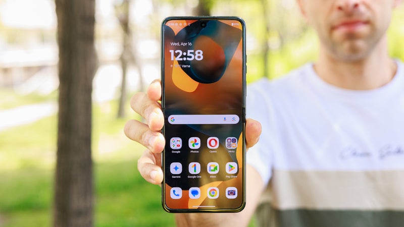 Can you name the company that has a whopping 50% share of the U.S. foldable smartphone market?