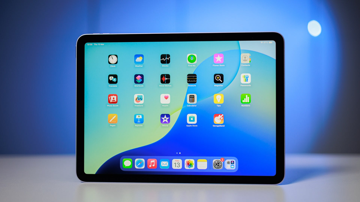 iPad Air M3 on a white table against a blue background.