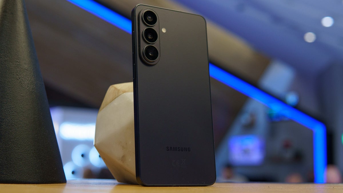 Galaxy S26+ Resurgence: Samsung's 'Middle Child' Finds Its Moment with a Hefty $200 Discount
