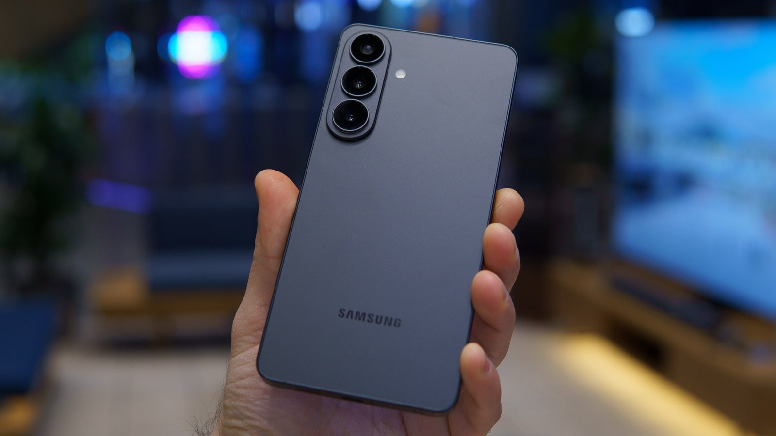 Amazon is desperately trying to make the Galaxy S26+ appealing, now selling it at $235 off