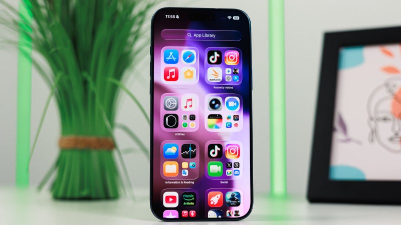 Smartphone displays are heading two different ways due to the iPhone, which one will you choose?