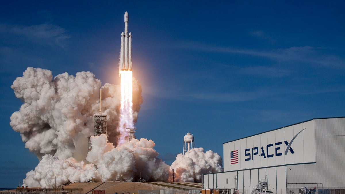 phonearena.com - Anam Hamid - SpaceX coming for AT&T and Verizon now, T-Mobile later