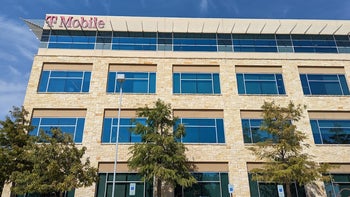 T-Mobile scrambling as pressure from AT&T, Verizon, and SpaceX mounts