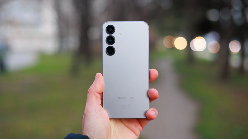 Samsung's compact Galaxy S25 just became one of the cheapest Android flagships