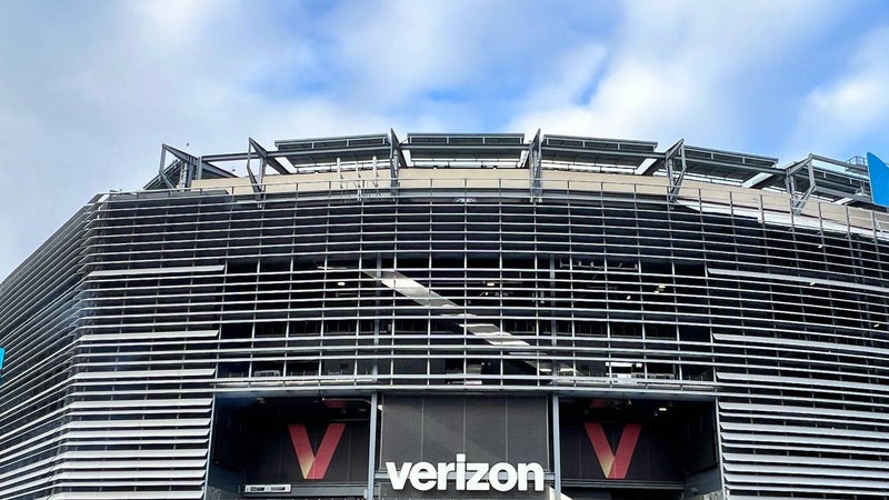 Verizon is finding its way back while T-Mobile slips