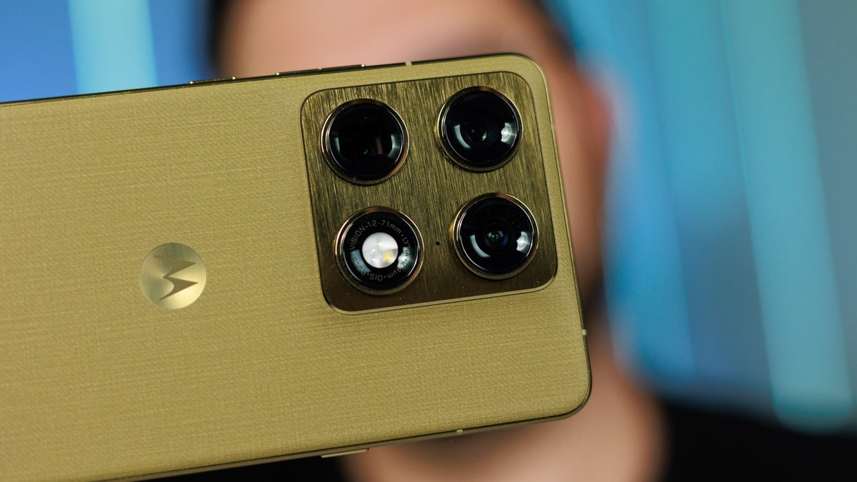 phonearena.com - Adrian Diaconescu - The Motorola Signature 27 will be more impressive than its predecessor in at least two big ways