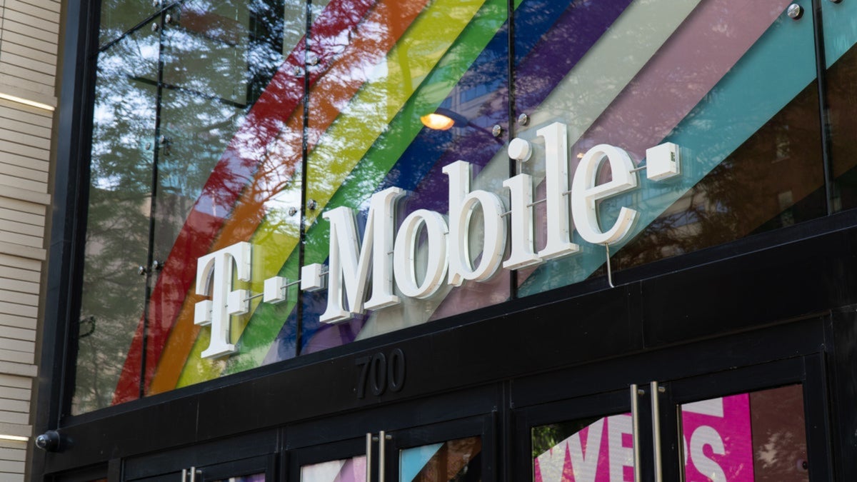 phonearena.com - Alan Friedman - Compared to AT&T and Verizon, T-Mobile is flashing a serious warning sign