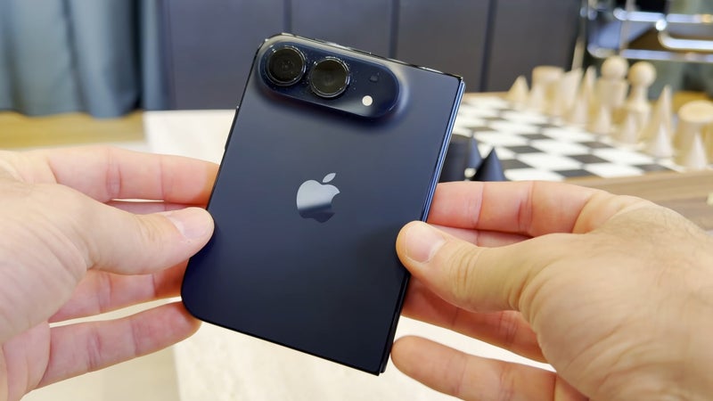 The iPhone Duo’s black isn’t the same as the iPhone 18 Pro Max, and there’s a clear winner in my eyes