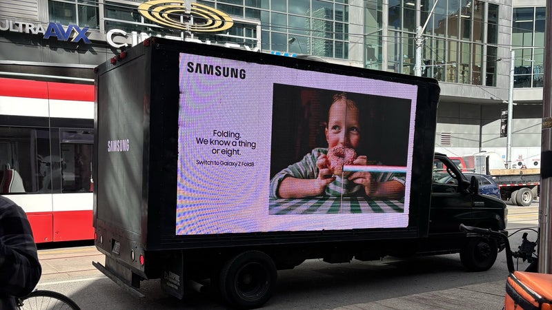 Samsung is having a blast with the iPhone Duo launch issues while also marketing the Galaxy Z Fold 8