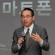 Samsung vows to become the number one phone maker in the whole wide world