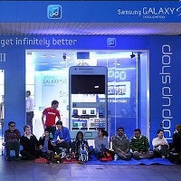 Samsung one-ups Apple iPhone 4S launch in Sydney with $2 Galaxy S II phones, people camping