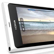 Nokia N9 arrives in white, MeeGo software update coming along the way