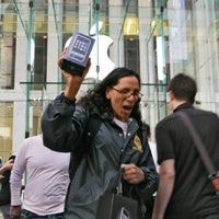 Users crave the new iPhone 4S, break contracts and pay ETFs to get one