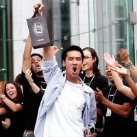 9 out of 10 iPhone buyers choosing the 4S