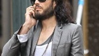 Russel Brand throws paparazzi's iPhone out the window: "a tribute" to Steve Jobs