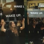 Samsung pays people to protest outside Australian Apple Store; goal is to mock iSheep culture