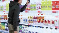 Report shows how smartphones support shopping behavior